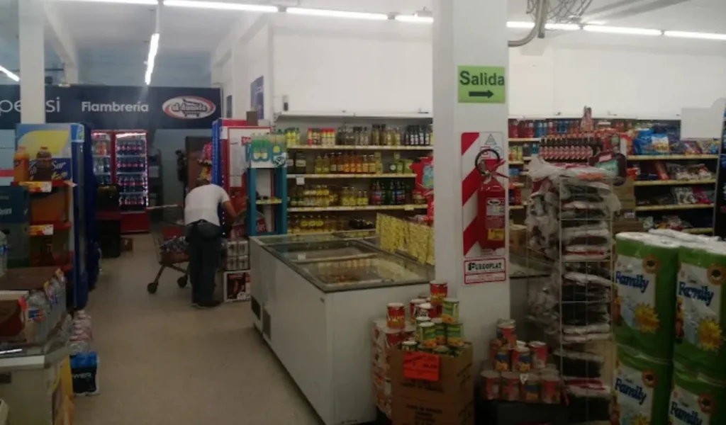 Clausuraron un supermercado de La Plata tras detectar la venta de alimentos vencidos