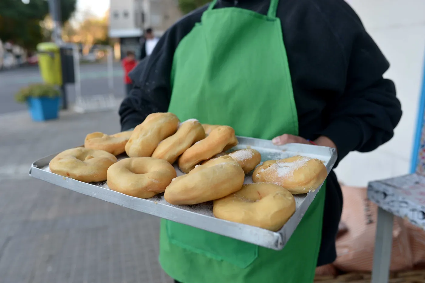 La movida solidaria de una panadería de La Plata que ofrece torta fritas a cambio de ropa para los necesitados