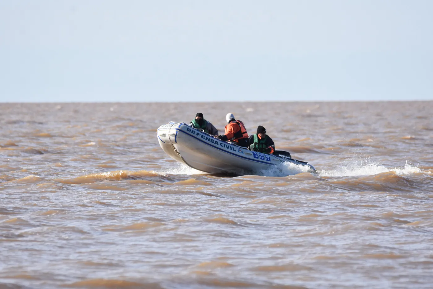 Denuncian que pescadores vieron un cuerpo en el Río de la Plata, lo reportaron y Prefectura no dio respuesta