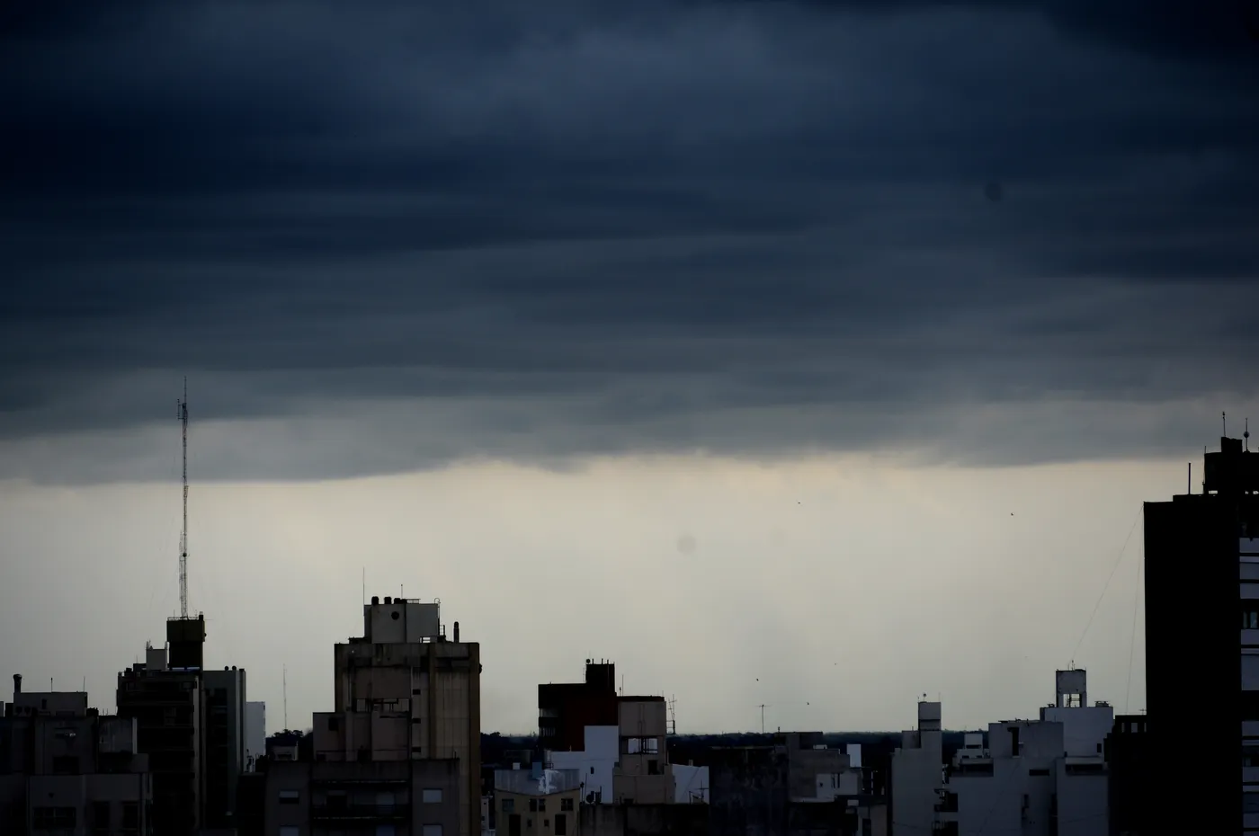 Se acercan las tormentas a La Plata y la región: ¿cuándo llegarían y qué pasará con el “veranito de julio”?