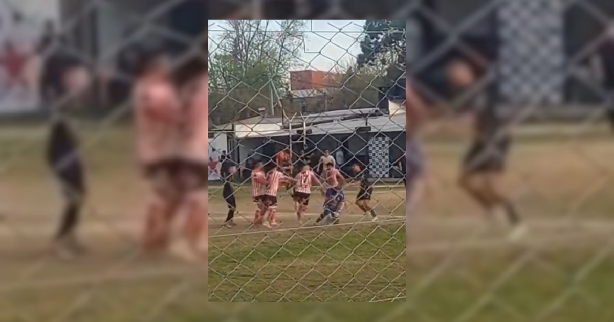 Video: batalla campal en un partido de la Liga Amateur Platense que terminó en escándalo