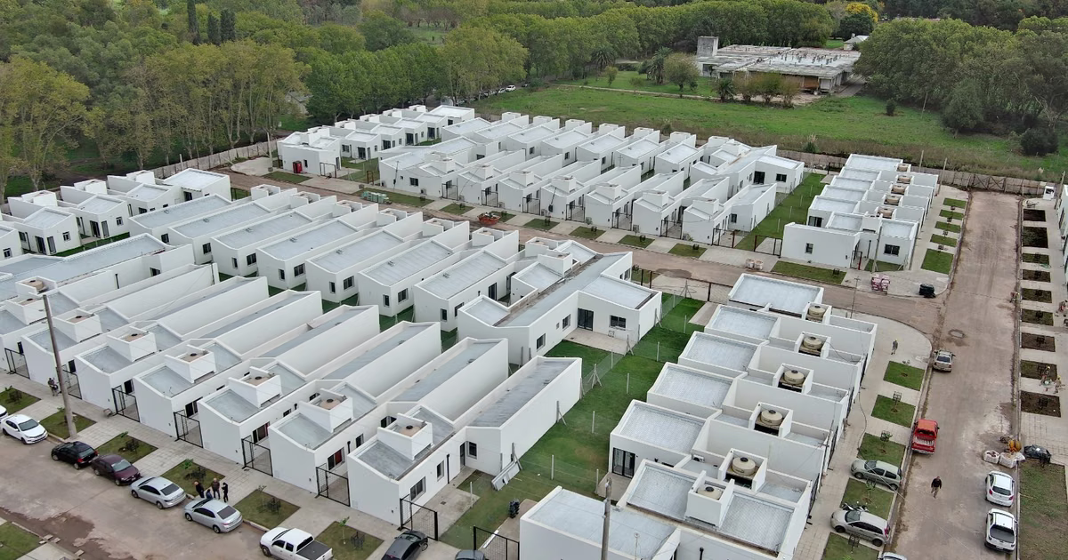 Casas, parrillas y hasta una cancha: así es el complejo de Melchor Romero que tendrá 175 nuevas viviendas