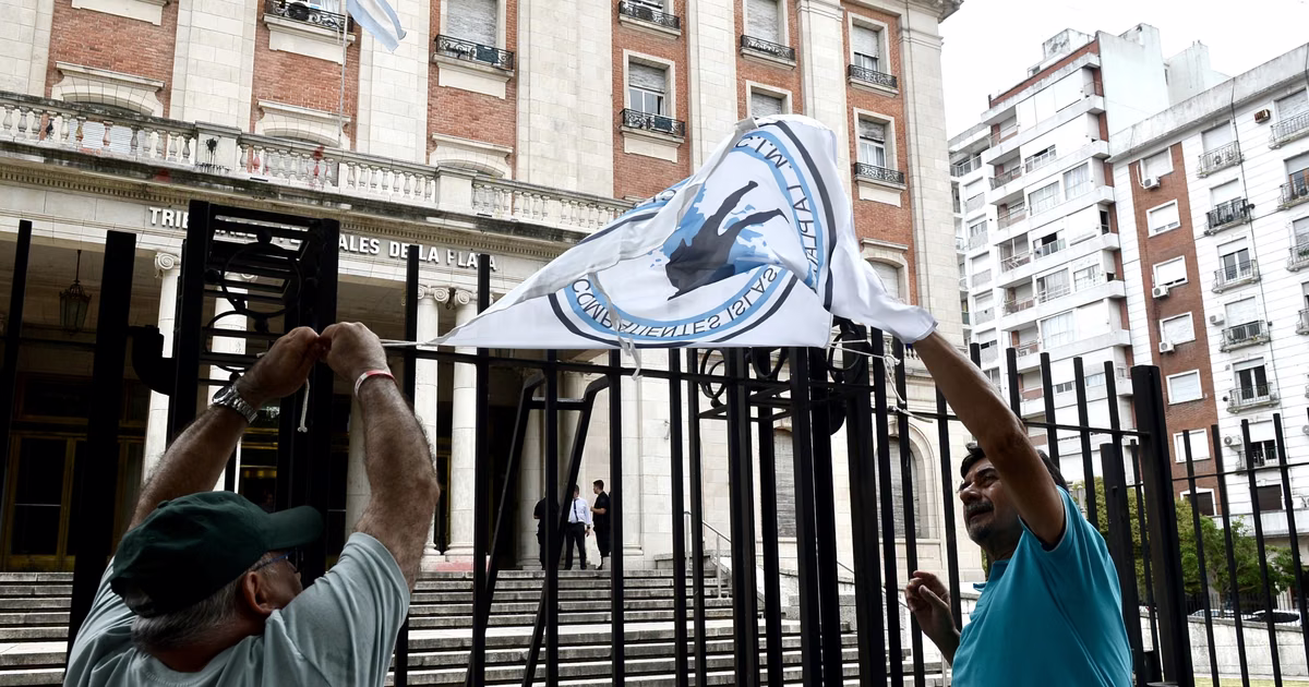 Indignación del CECIM La Plata tras el fallo de la Corte Suprema por la Ley de Tierras: “Es una infamia”