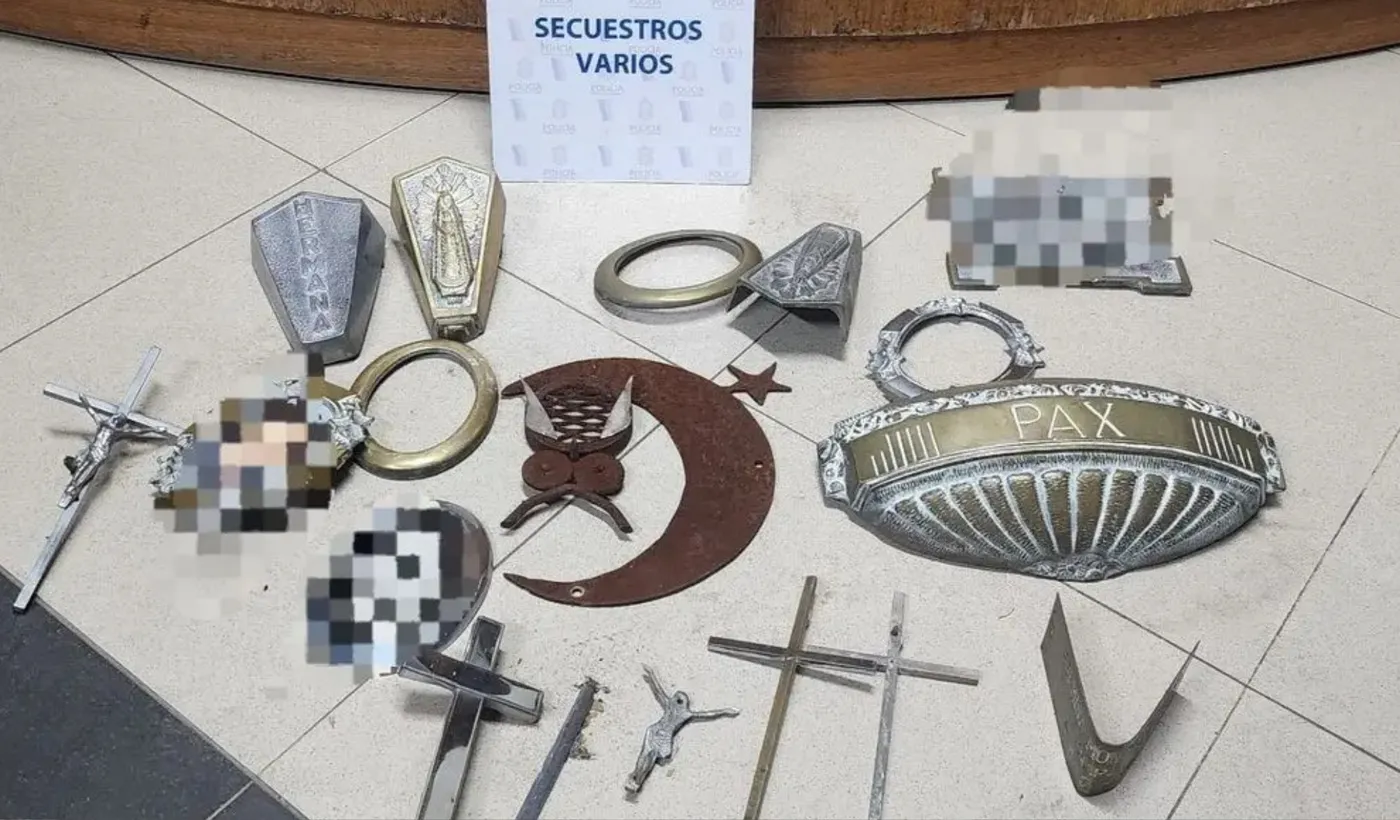 Detuvieron a dos jóvenes por robar placas de bronce en el Cementerio de La Plata