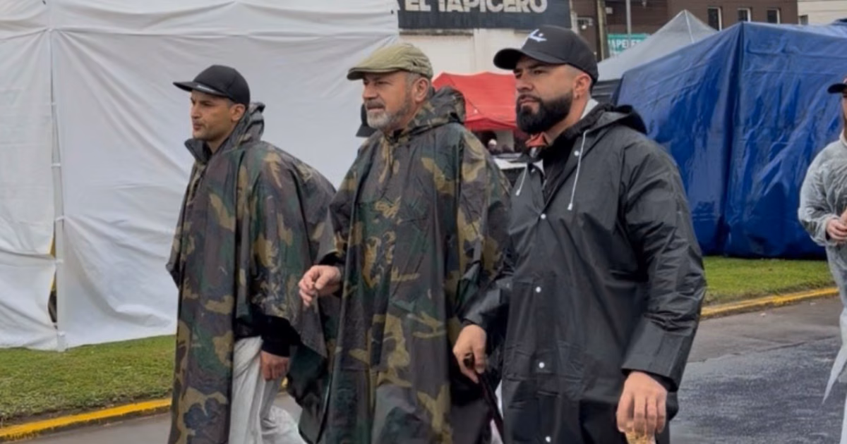 Mario Secco camina hacia Luján bajo la lluvia en una nueva peregrinación