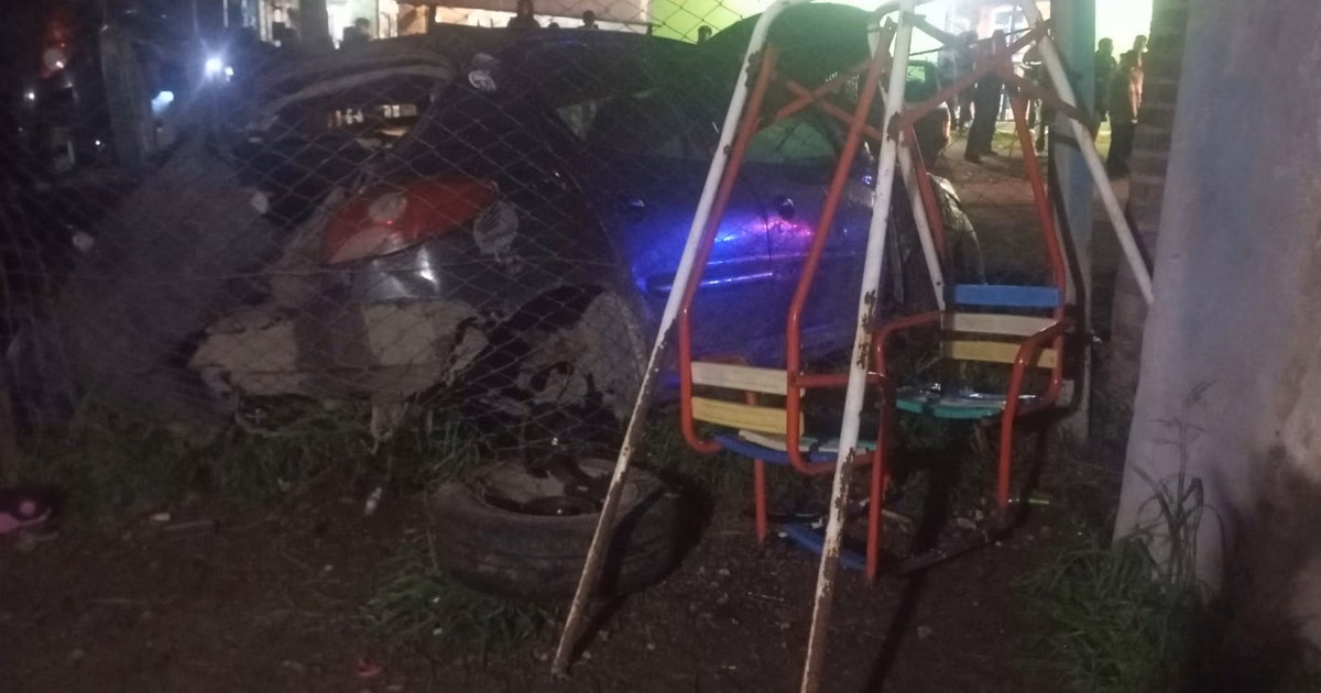 Le robó el auto a su papá, chocó contra una casa en La Plata y terminó huyendo a pie con sus amigos