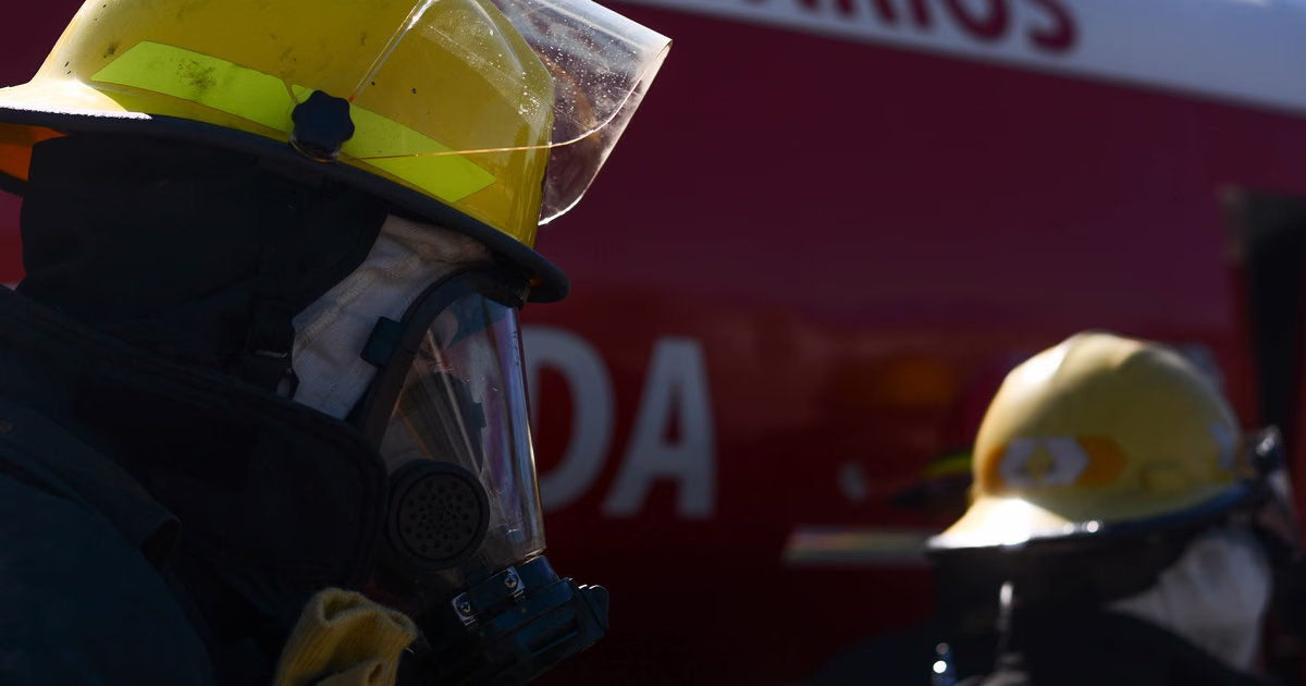Un incendio arrasó una maderera en La Plata y una mujer embarazada escapó de las llamas de milagro