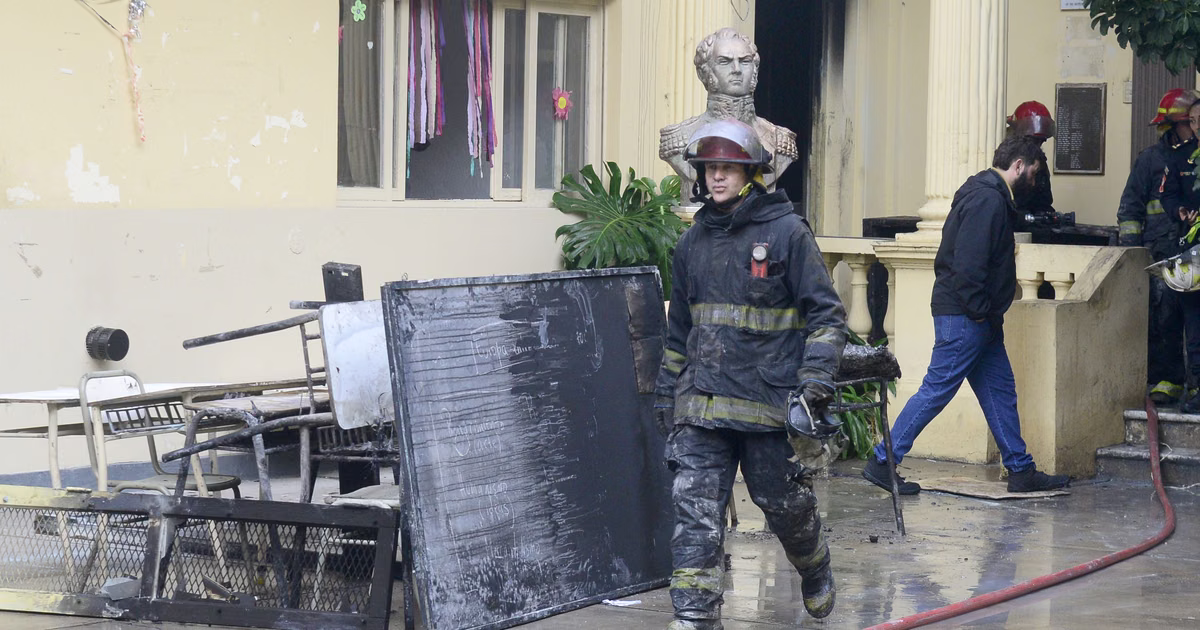 Incendio en una escuela de La Plata: humo, evacuados y la hipótesis sobre el lugar en el que arrancó el fuego