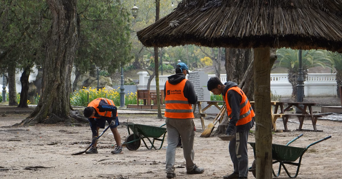 La Municipalidad de La Plata comenzó a retirar parrillas y puestos del Bosque
