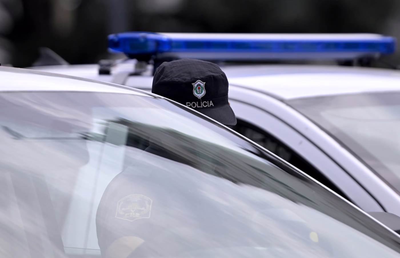 Rescatan a una mujer que estaba secuestrada en una casa de La Plata y detienen a su pareja