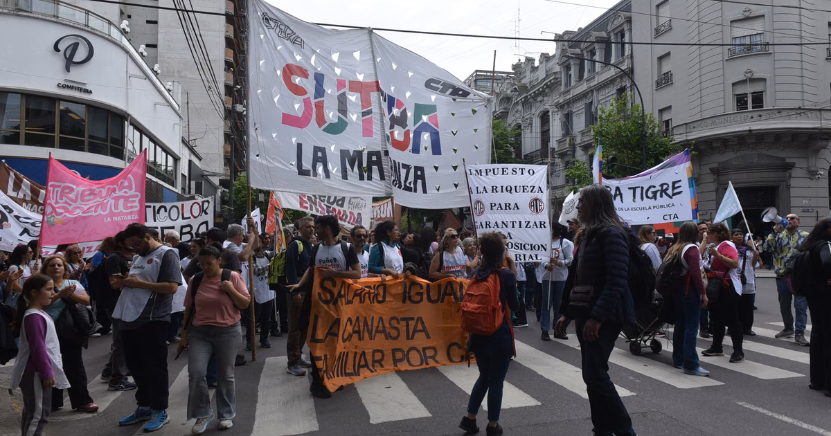 En medio del paro de los docentes, un sector gremial marchó por las calles del centro de La Plata