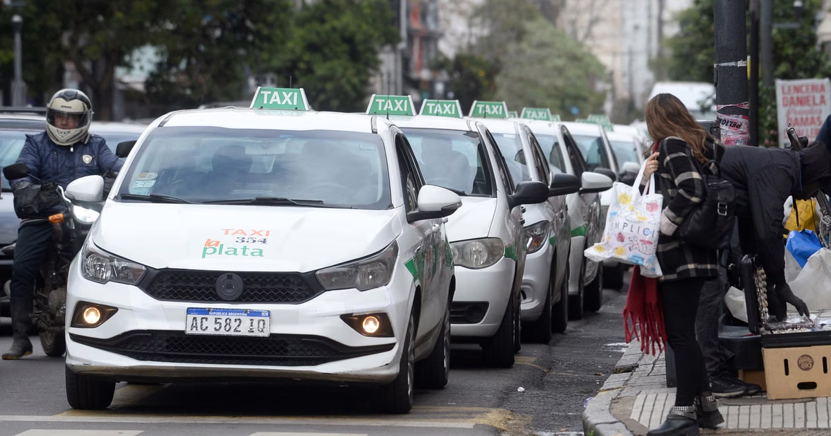 Los taxis de La Plata no logran frenar la caída y la recaudación ya perdieron un 42% de poder adquisitivo
