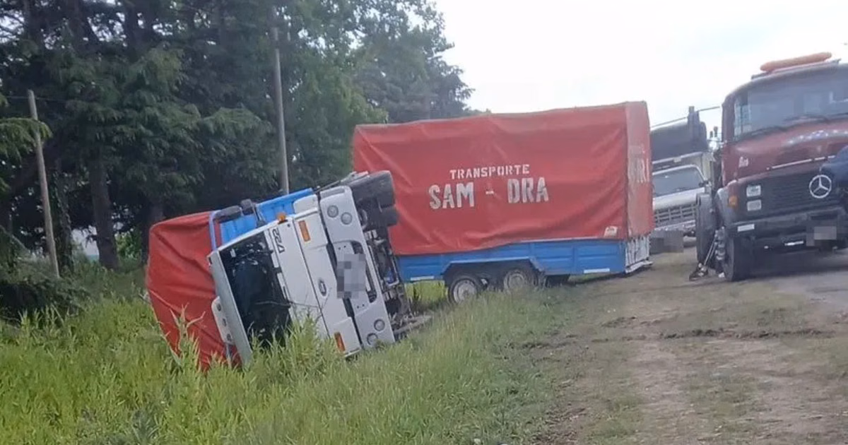 Un camión despistó en la Ruta 36, a la altura de Abasto y terminó volcando en la banquina