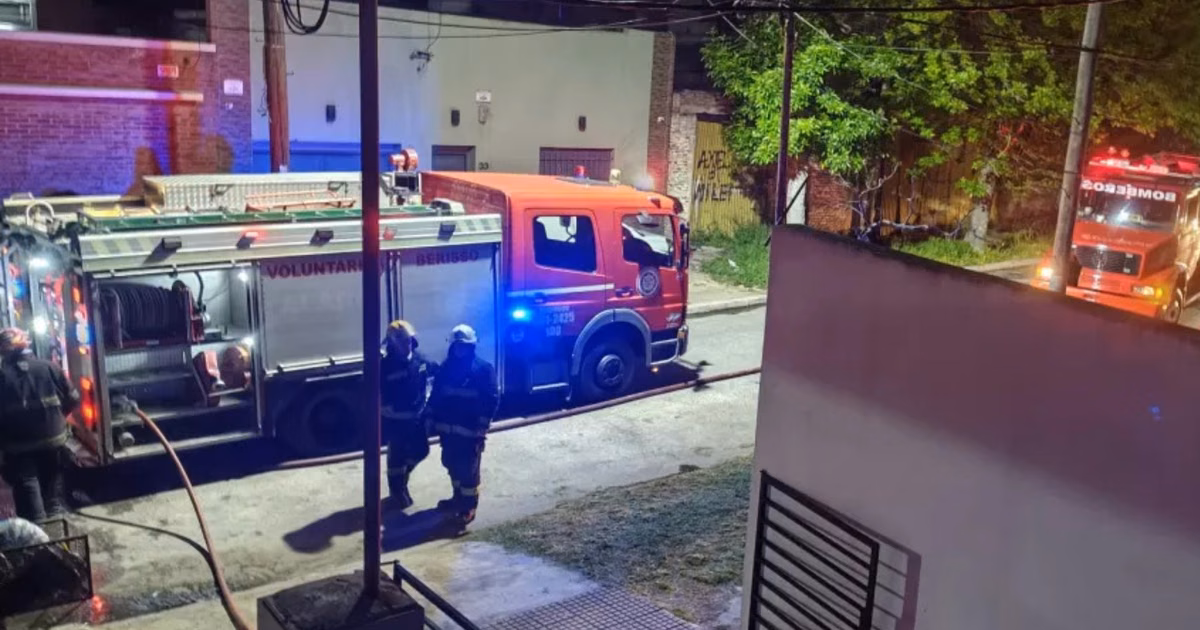 Un incendio destruyó un departamento en Berisso y una mujer terminó internada por las quemaduras