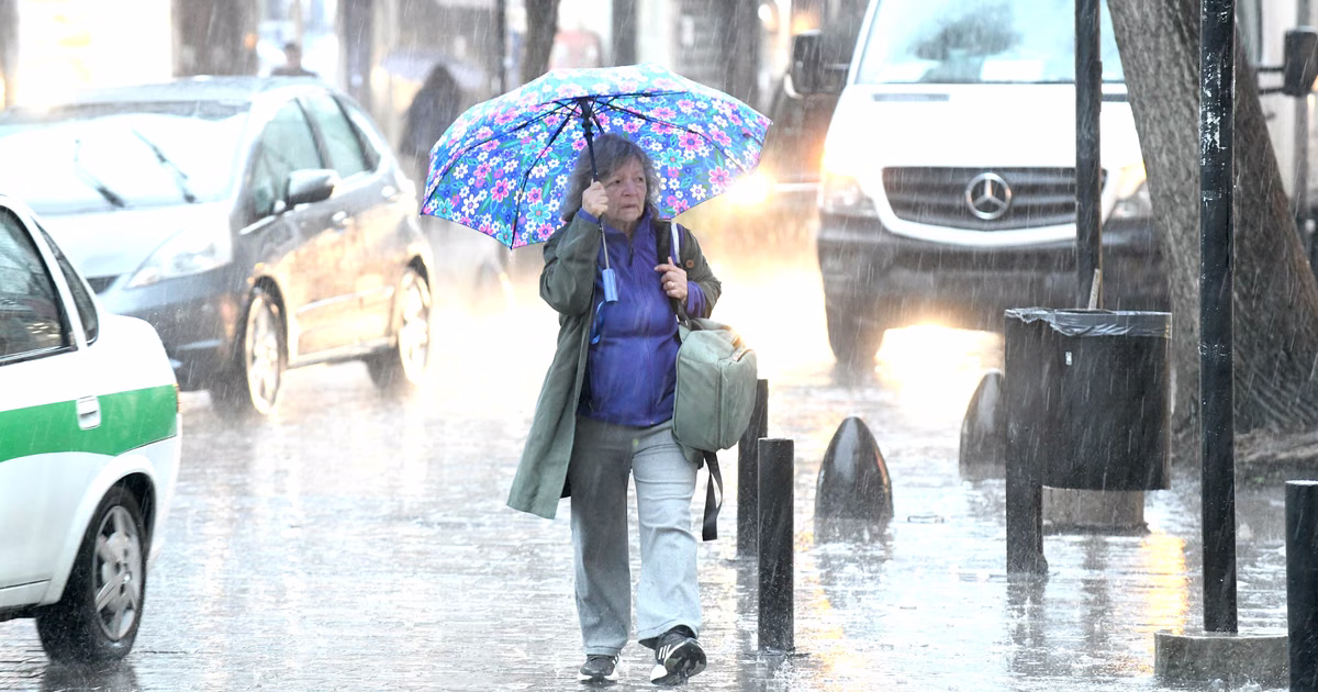 Diluvia en La Plata, granizó durante la madrugada y sigue el alerta amarillo